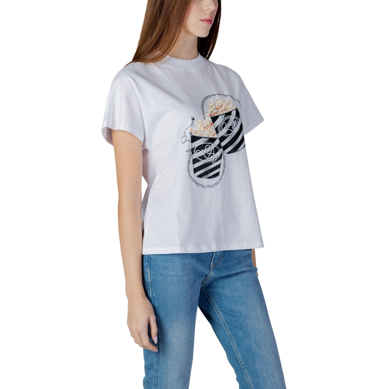 T-shirt Guess Bianca Popcorn; 100% Cotone. Stampa grafica con dettagli a catena, vestibilità regular, maniche corte. Tessuto leggero e traspirante, stile pop-casual. Vista laterale 
