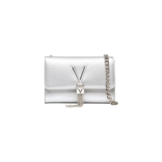 Pochette Valentino Divina; 100% Poliuretano. Logo V con frange metalliche, tracolla a catena oro, chiusura magnetica. Accessorio glamour compatto per smartphone e nécessaire. Colore argento vista frontale 