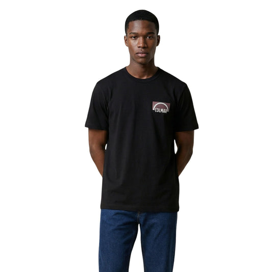 T-shirt Colmar Originals nera uomo 7547 6SH. Maglietta da uomo nera a maniche corte in 100% cotone con girocollo e logo Colmar a contrasto sul petto, t-shirt casual e sportiva 4 stagioni.