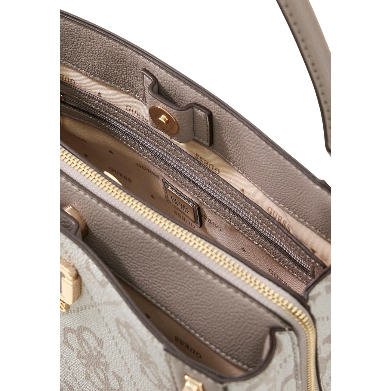 Borsa Guess Karnilla Logo Satchel Beige; 100% Poliuretano. Stampa logo 4G, dettagli dorati, tracolla inclusa. Borsa a mano capiente con chiusura sicura zip e bottoni. Vista cerniera