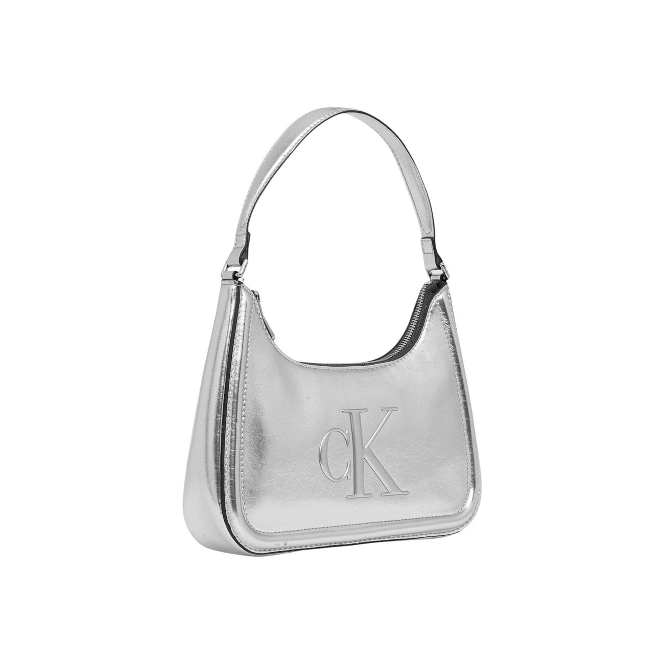 Borsa a spalla Calvin Klein Bold CK; Colore Argento Metallico. 100% Poliuretano, chiusura a zip, interno foderato con porta carte. Design capiente e futuristico.