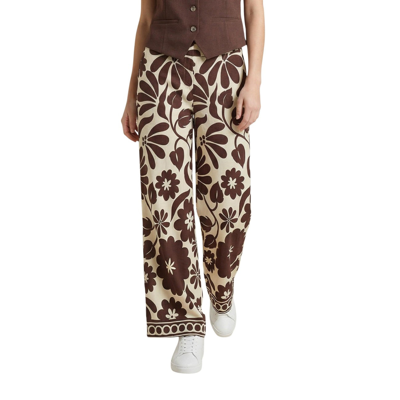 Pantaloni Culotte Floreali Only; Beige. Wide fit, vita alta elastica, tessuto in viscosa sostenibile. Leggeri, freschi e di tendenza. Lo stile floreale perfetto per la tua estate. Vista frontale 