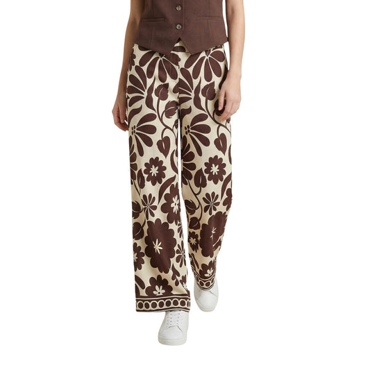 Pantaloni Culotte Floreali Only; Beige. Wide fit, vita alta elastica, tessuto in viscosa sostenibile. Leggeri, freschi e di tendenza. Lo stile floreale perfetto per la tua estate. Vista frontale 