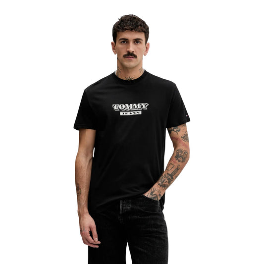 T-shirt Calvin Klein Jeans Nera NYC; 100% Cotone. Logo frontale stampato, maniche corte, vestibilità regular. Capo versatile 4 stagioni, stile casual-urbano autentico. Vista frontale 