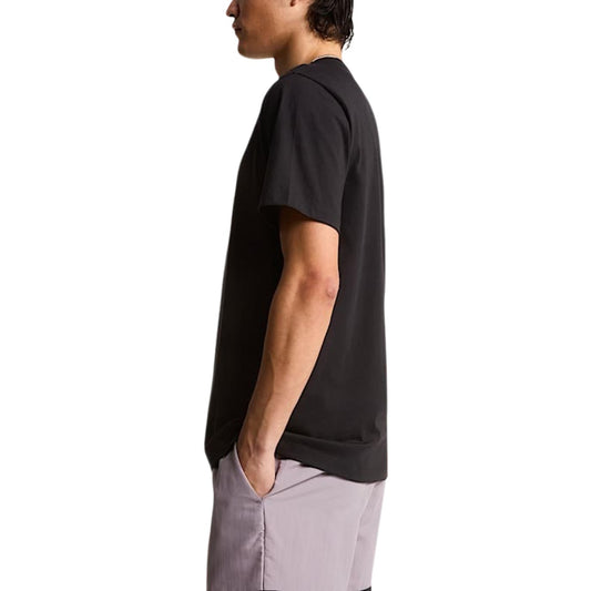 T-shirt The North Face uomo nera manica corta - vista laterale indossata da modello
