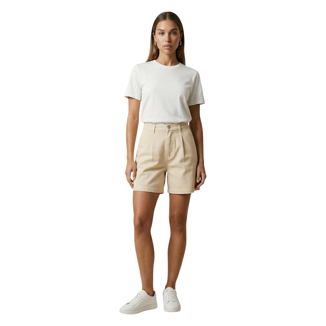 Shorts JDY Jdyemma HW; 100% Cotone (20% Riciclato). Vita alta, pinces frontali, gamba larga. Pantaloncini donna eleganti, freschi e sostenibili. Colore beige. Vista frontale figura intera 