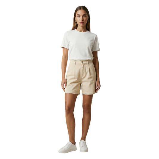 Shorts JDY Jdyemma HW; 100% Cotone (20% Riciclato). Vita alta, pinces frontali, gamba larga. Pantaloncini donna eleganti, freschi e sostenibili. Colore beige. Vista frontale figura intera 