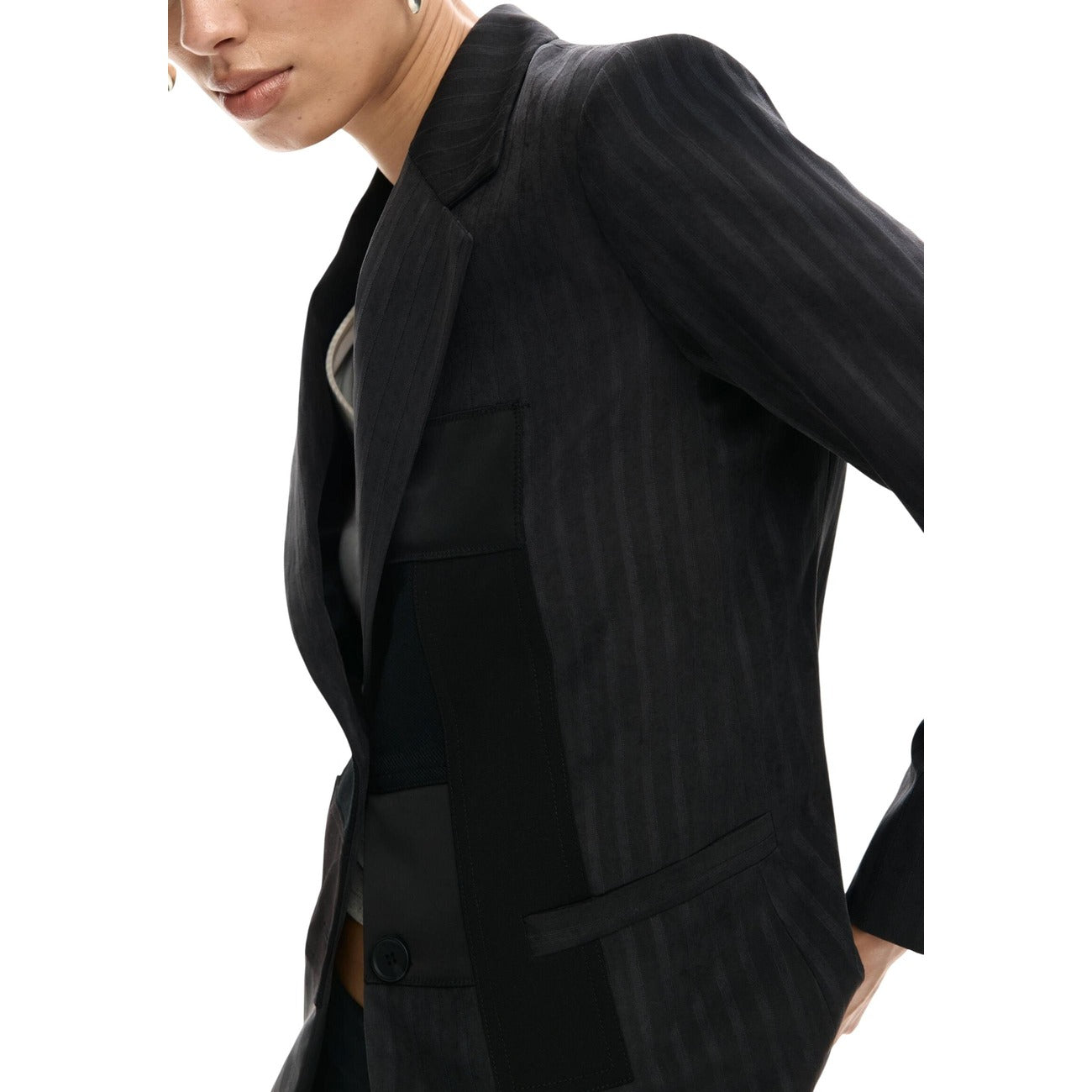 Giacca blazer Desigual donna nera a righe gessato con bottoni bavero manica lunga 91% poliestere 9% poliammide - vista laterale indossata da modello
