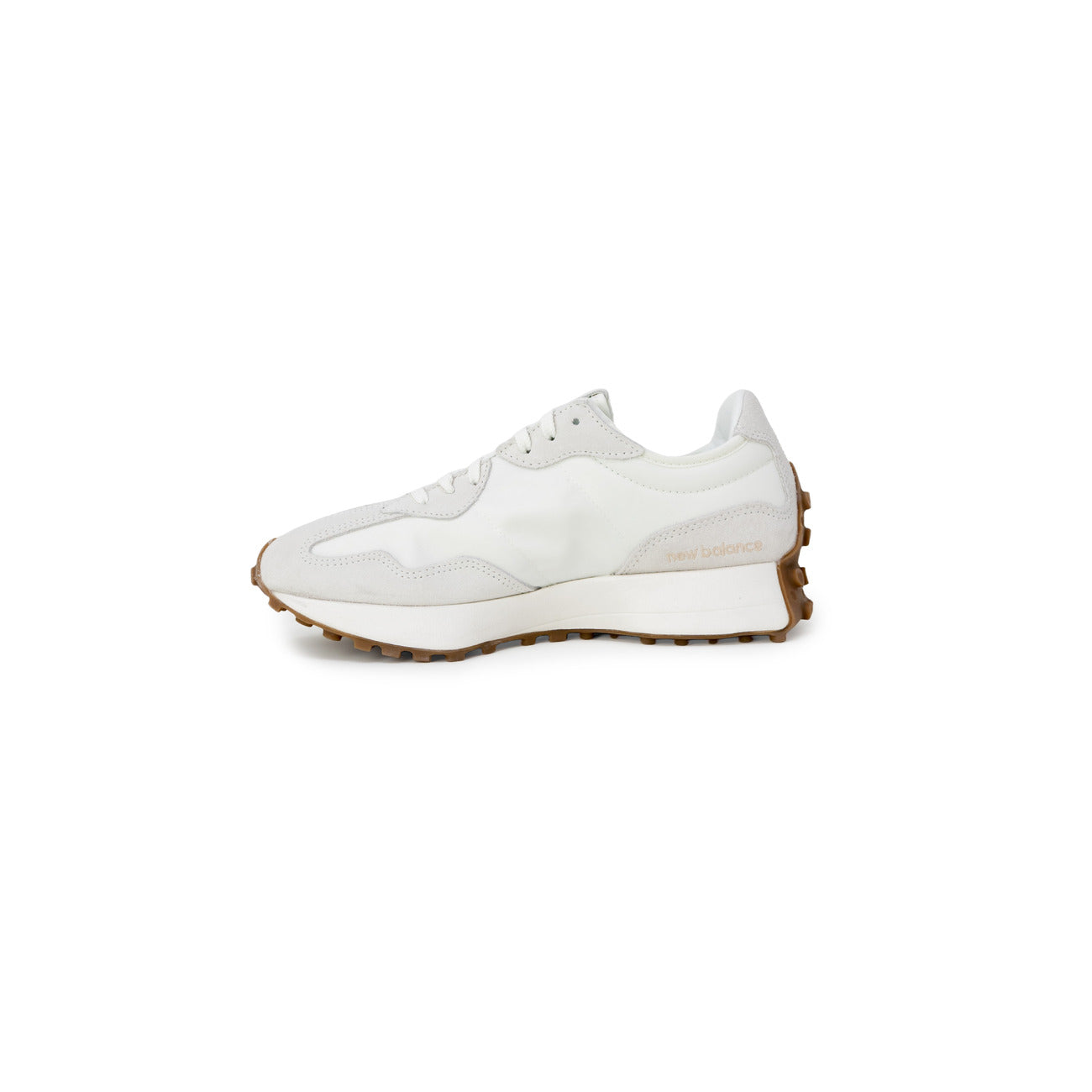 New Balance WS327PJ; sneakers leggere in tessuto tecnico con suola a carrarmato distintiva e branding laterale macro. Stile di tendenza e comfort quotidiano.