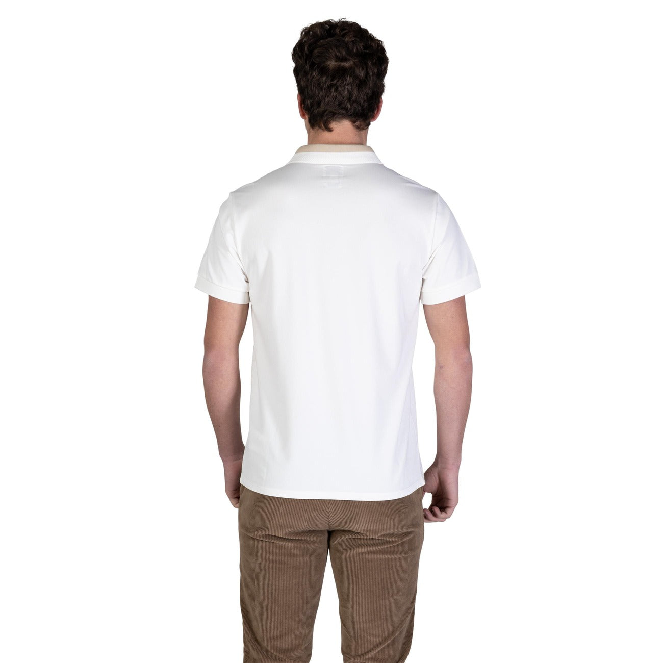 Polo Guess SS Paul; avorio. Misto cotone ed elastene. Colletto logato, chiusura a 3 bottoni, maniche corte. Comfort elasticizzato e stile iconico per il tempo libero. Posteriore 