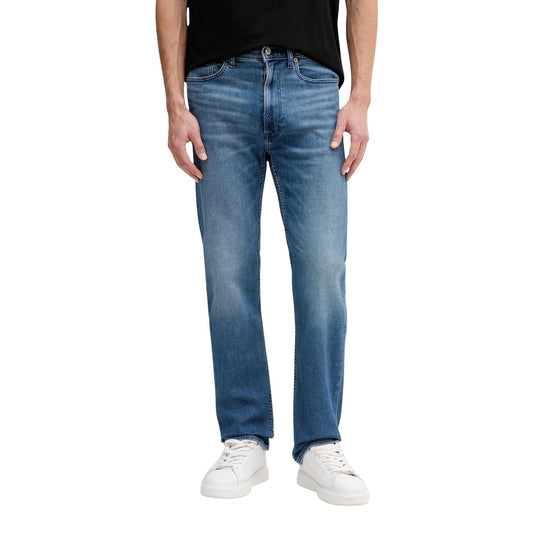 Jeans Calvin Klein Jeans uomo blu con zip bottone tasche anteriori posteriori 85% cotone 13% poliestere 2% elastan - vista frontale indossati da modello