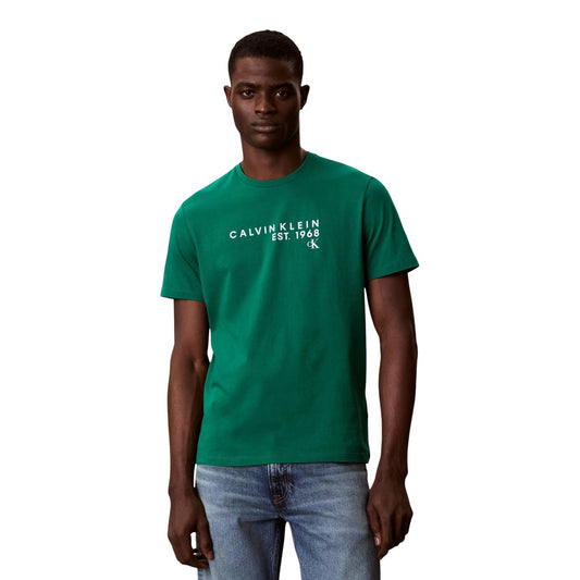 T-shirt Calvin Klein Verde; 100% Cotone. Logo CK Est. 1968 stampato, maniche corte, vestibilità regular. Capo leggero e traspirante, ideale per la stagione Primavera/Estate. Vista frontale 