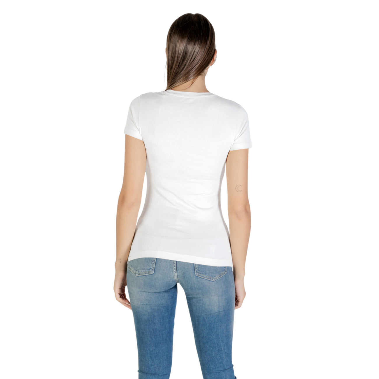 T-shirt Guess EMBRO SCRIPT LOGO donna bianca con strass maniche corte scollo tondo 95% cotone 5% elastan - vista posteriore retro indossata da modello