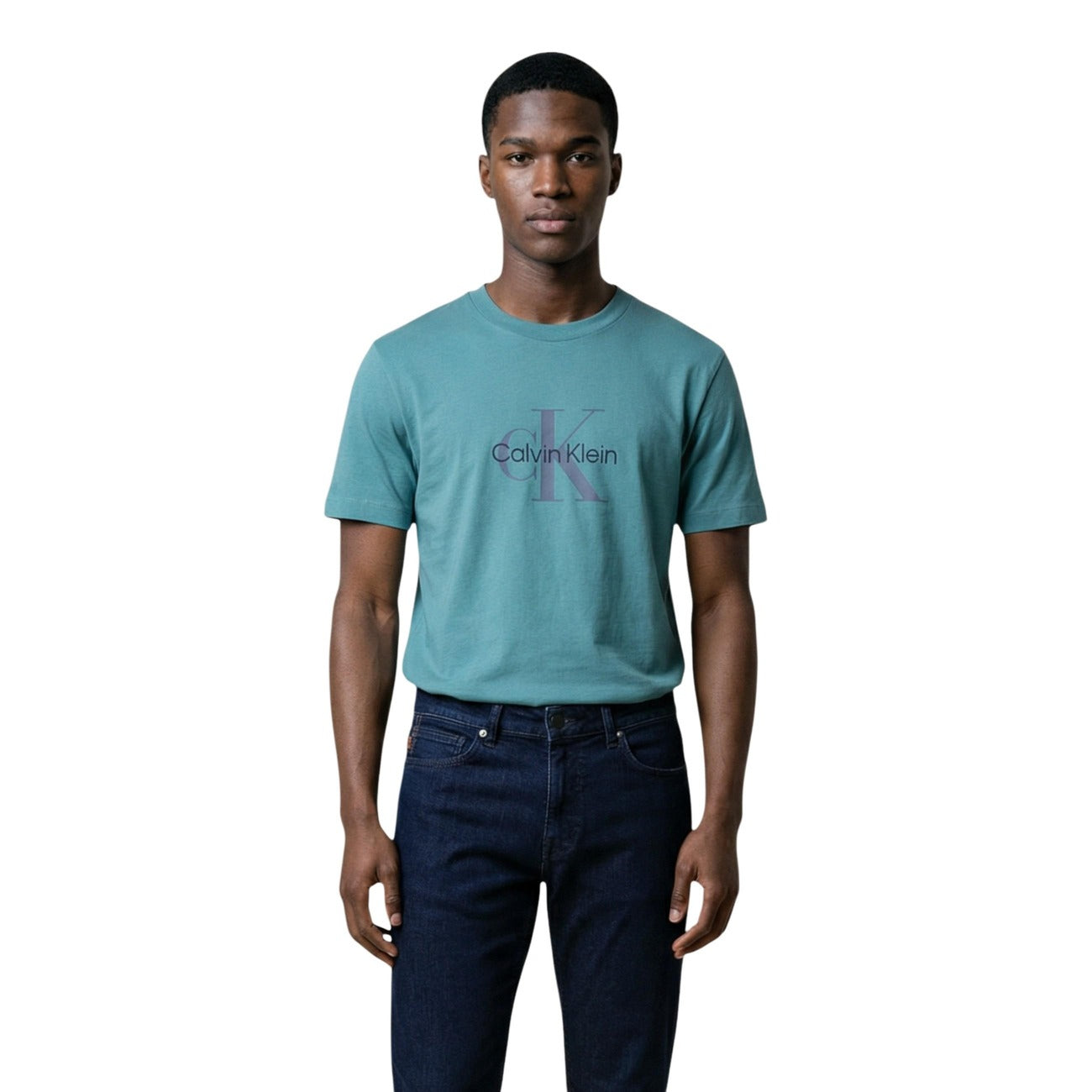 T-shirt Calvin Klein Jeans SS HERO MONOLOGO TEE uomo verde acqua con stampa maniche corte scollo tondo - vista frontale indossata da modello
