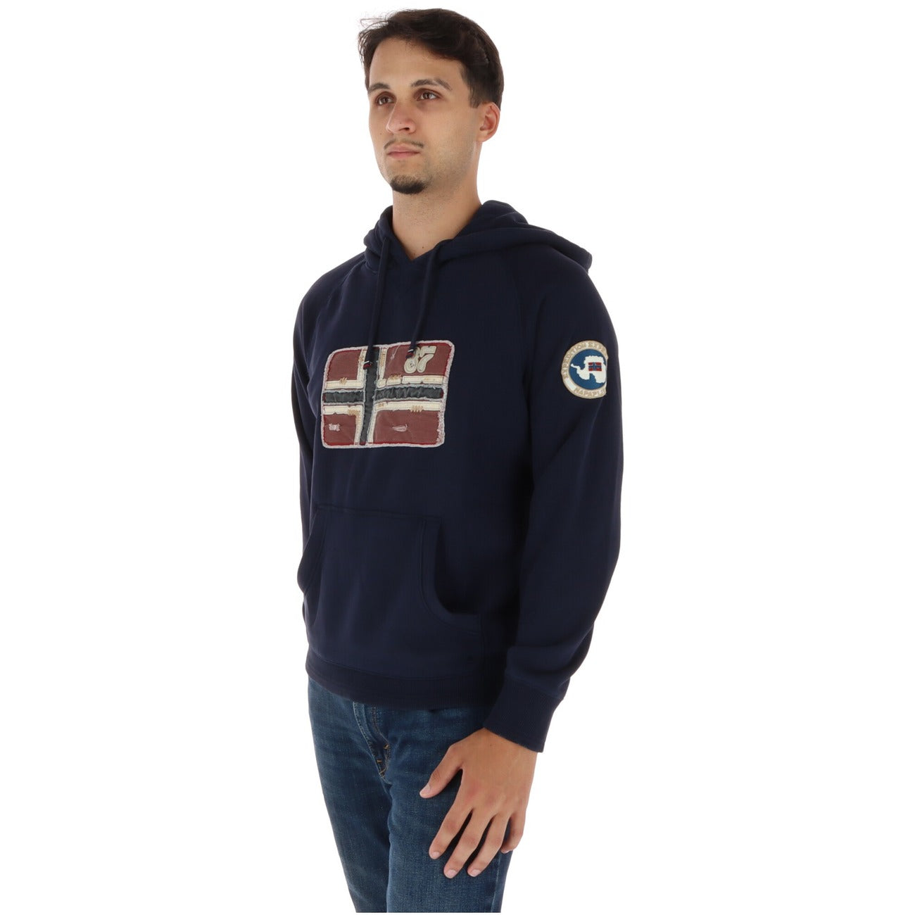 Felpa con cappuccio uomo d'archivio con bandiera norvegese. Felpa sportswear casual in cotone e poliestere con tasca a marsupio, patch logo sulla manica, polsini a costine e vestibilità comoda relaxed fit.