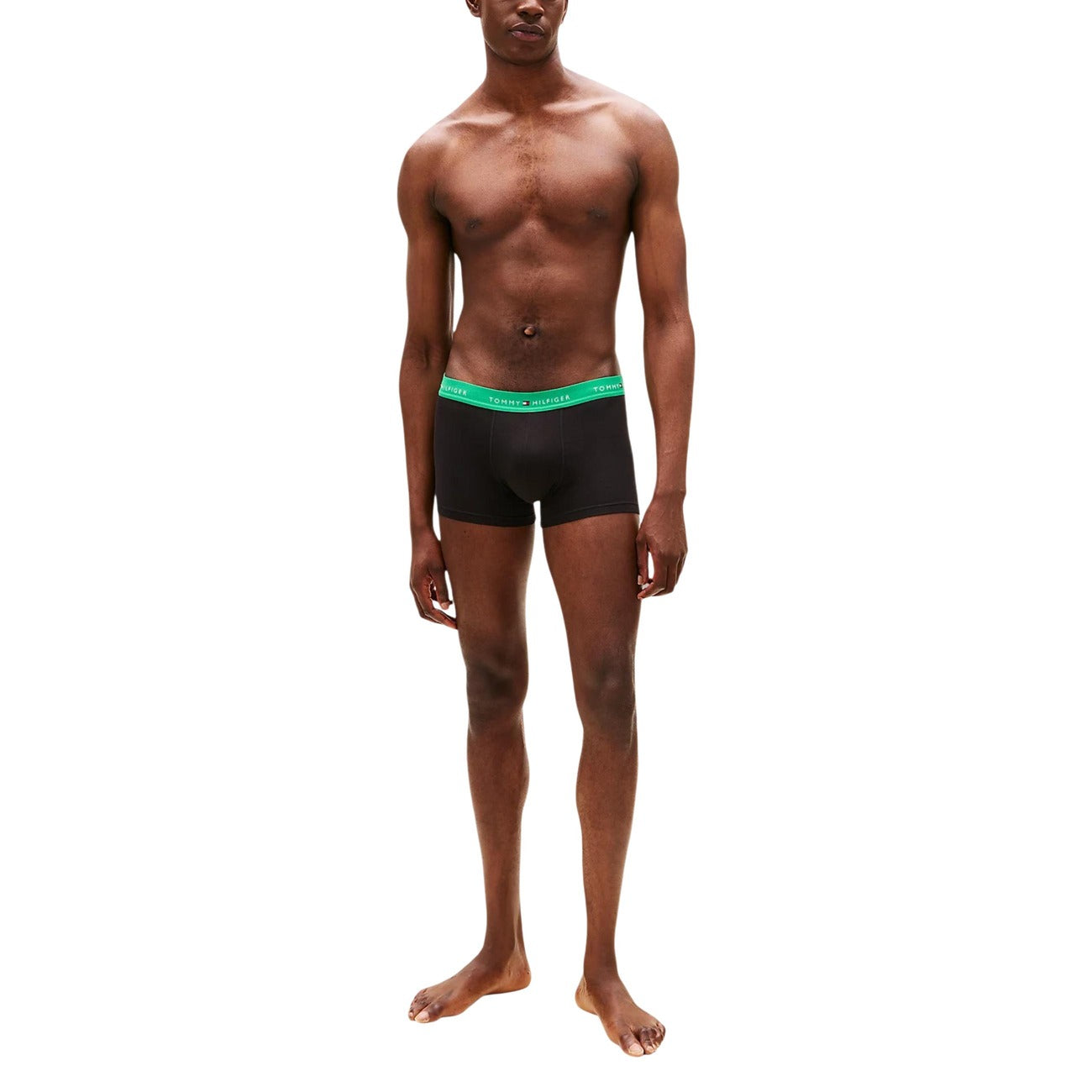 Pack 3 Boxer Trunk Tommy Hilfiger Signature; Nero. 100% Cotone traspirante, proprietà antiumidità, fascia elastica logata. Vestibilità aderente, comfort 4 stagioni, qualità premium. Vista frontale 