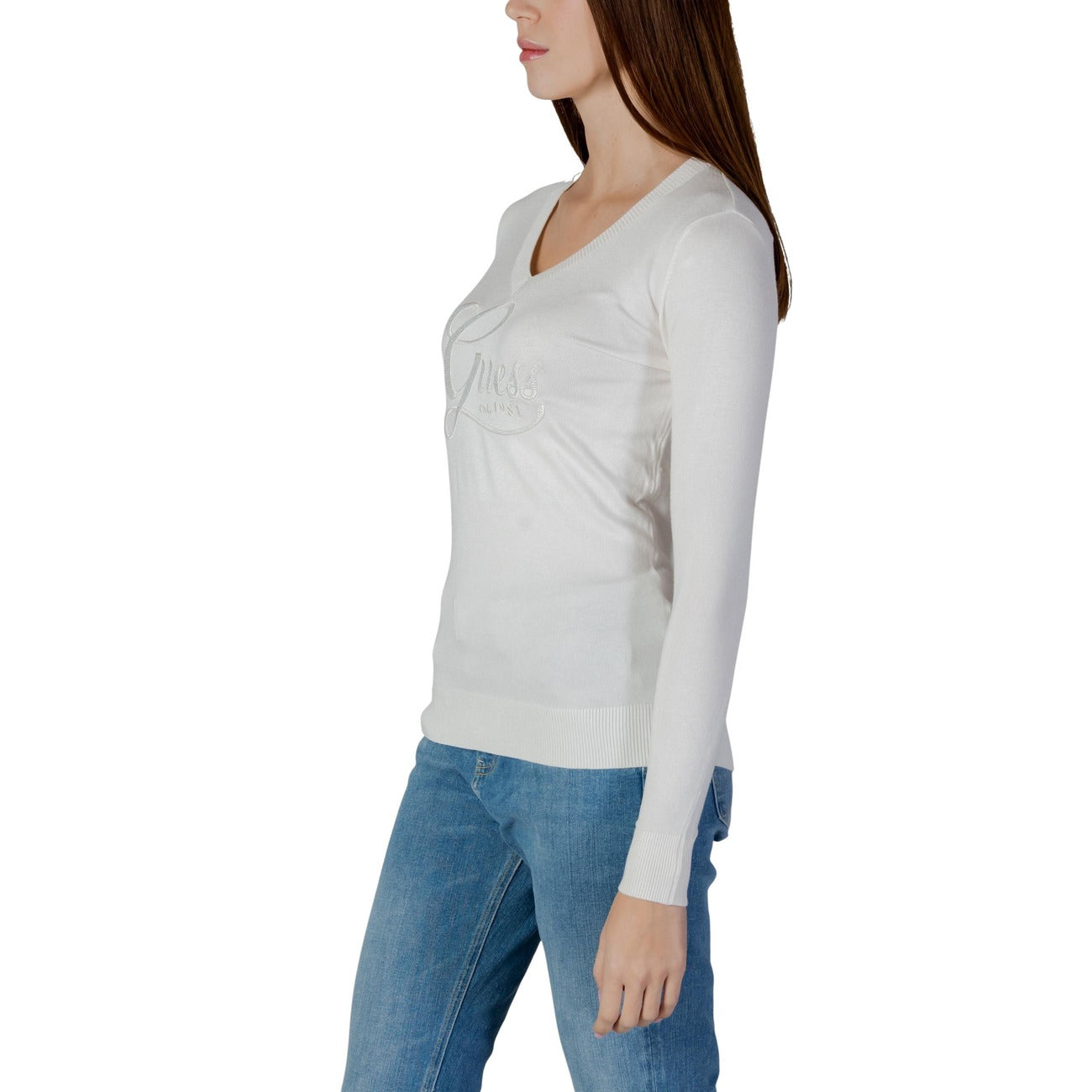 Maglia Guess Stephanie; Bianco. 82% Viscosa, 16% Poliammide, 2% Elastam. Scollo a V, logo gioiello, maniche lunghe. Tessuto fluido e aderente, stile chic quotidiano.
