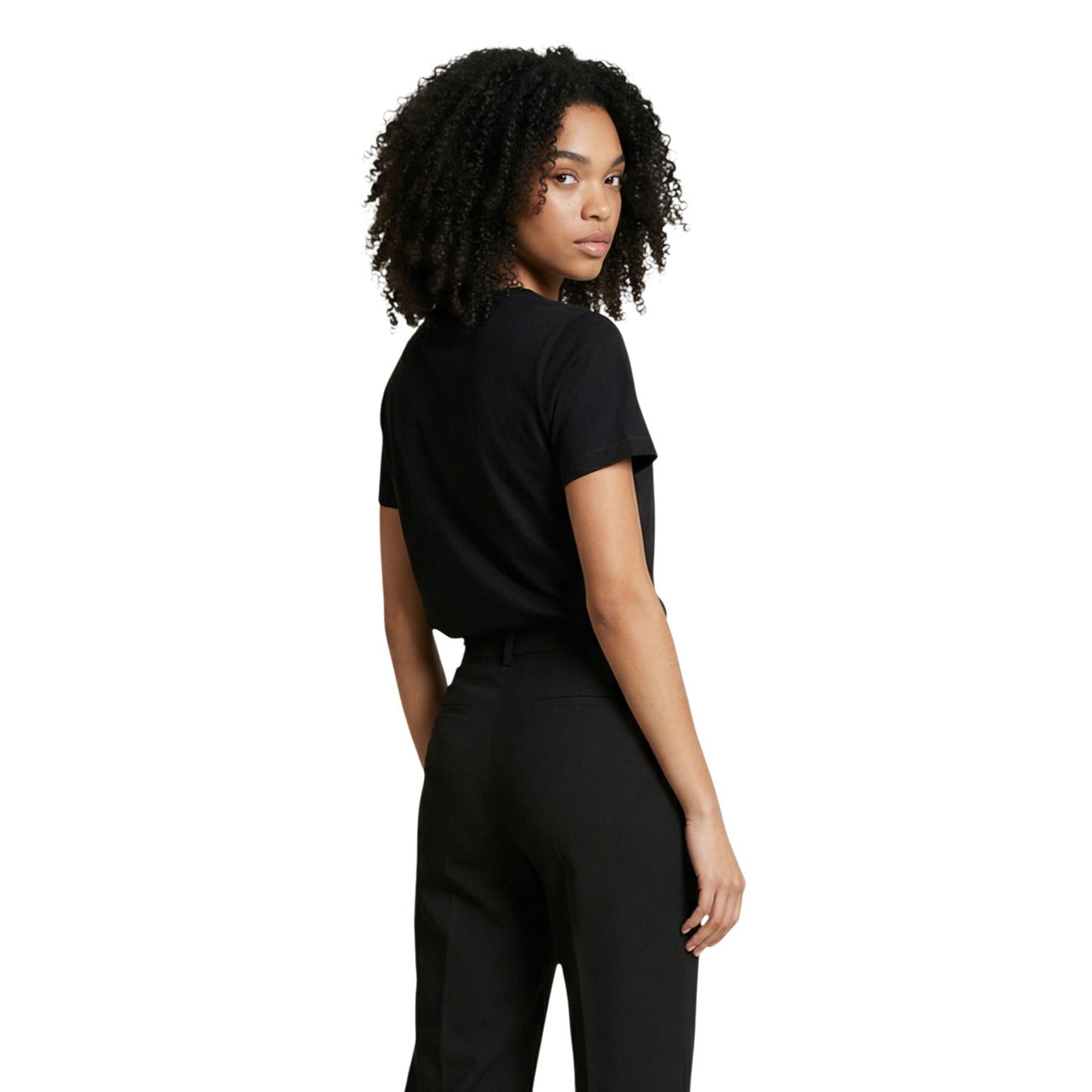 T-shirt Guess donna nera manica corta con logo scollo rotondo - vista laterale indossata da modello
