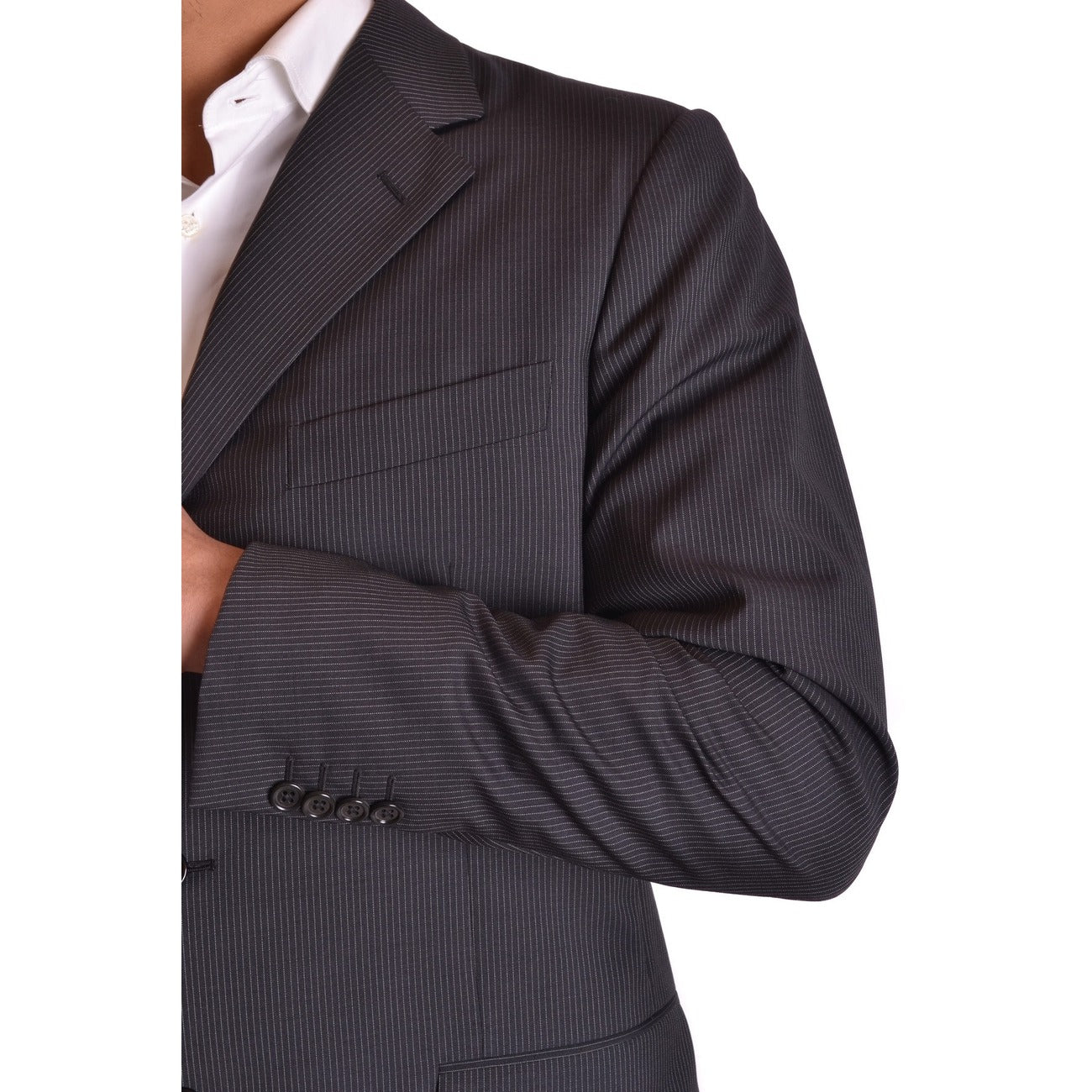 Abito Burberry Uomo Nero Gessato; Lana e Mohair. Giacca 3 bottoni, pantalone dritto, Made in Italy. Tessuto antipiega e traspirante. Perfetto per business e cerimonie. Dettaglio giacca 