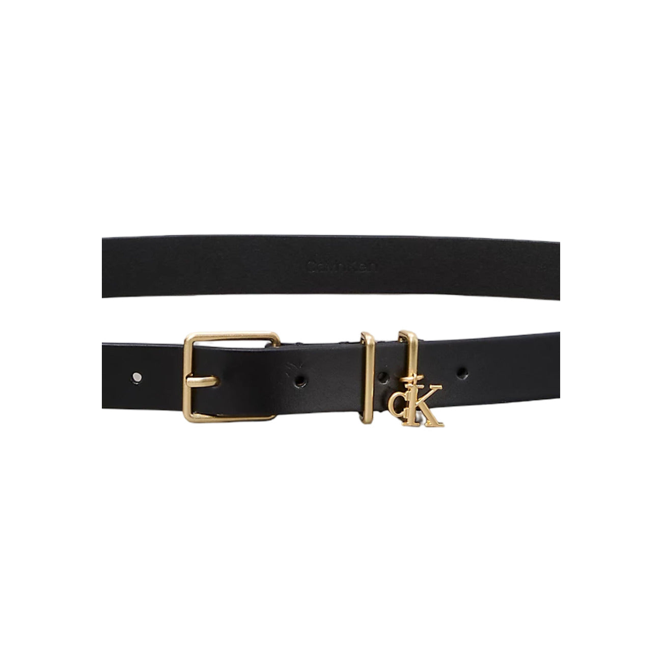 Cintura Sottile Pelle Calvin Klein Charm; Nero. 100% Vera pelle, fibbia e passanti dorati con charm monogramma CK. Larghezza sottile, stile sofisticato e moderno per ogni stagione. Vista logo 