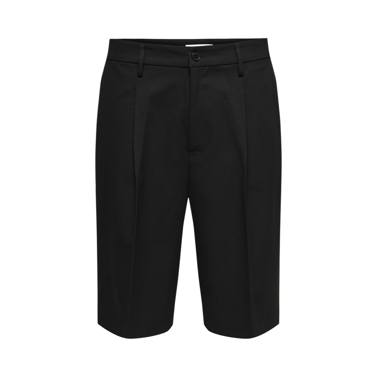 Bermuda Neri Loose Tailored Only & Sons; 78% Poliestere Riciclato. Vestibilità ampia, dettagli sartoriali, tessuto elasticizzato e leggero. Eleganti, sostenibili e freschi per l'estate. Frontale stesa 