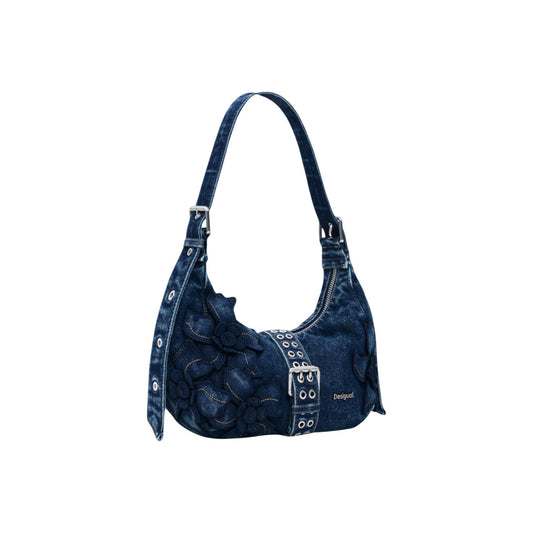 Borsa a tracolla realizzata in denim blu con struttura semirigida, patta superiore e cuciture a contrasto. Tracolla regolabile e chiusura principale con magnete nascosto. Tasca posteriore con cerniera visibile.
