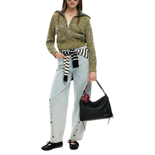Borsa Desigual donna nera con cerniera e tracolla - vista frontale indossata da modello figura intera
