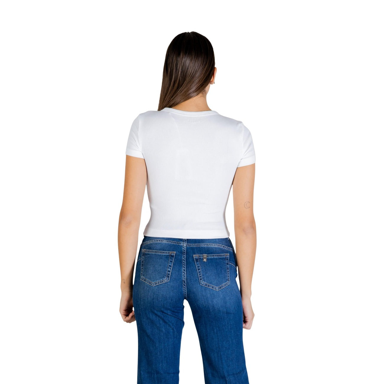 Guess Studs Script Tee; t-shirt bianca cropped in cotone stretch con logo gioiello in strass. Stile iconico e silhouette definita. Vista posteriore 