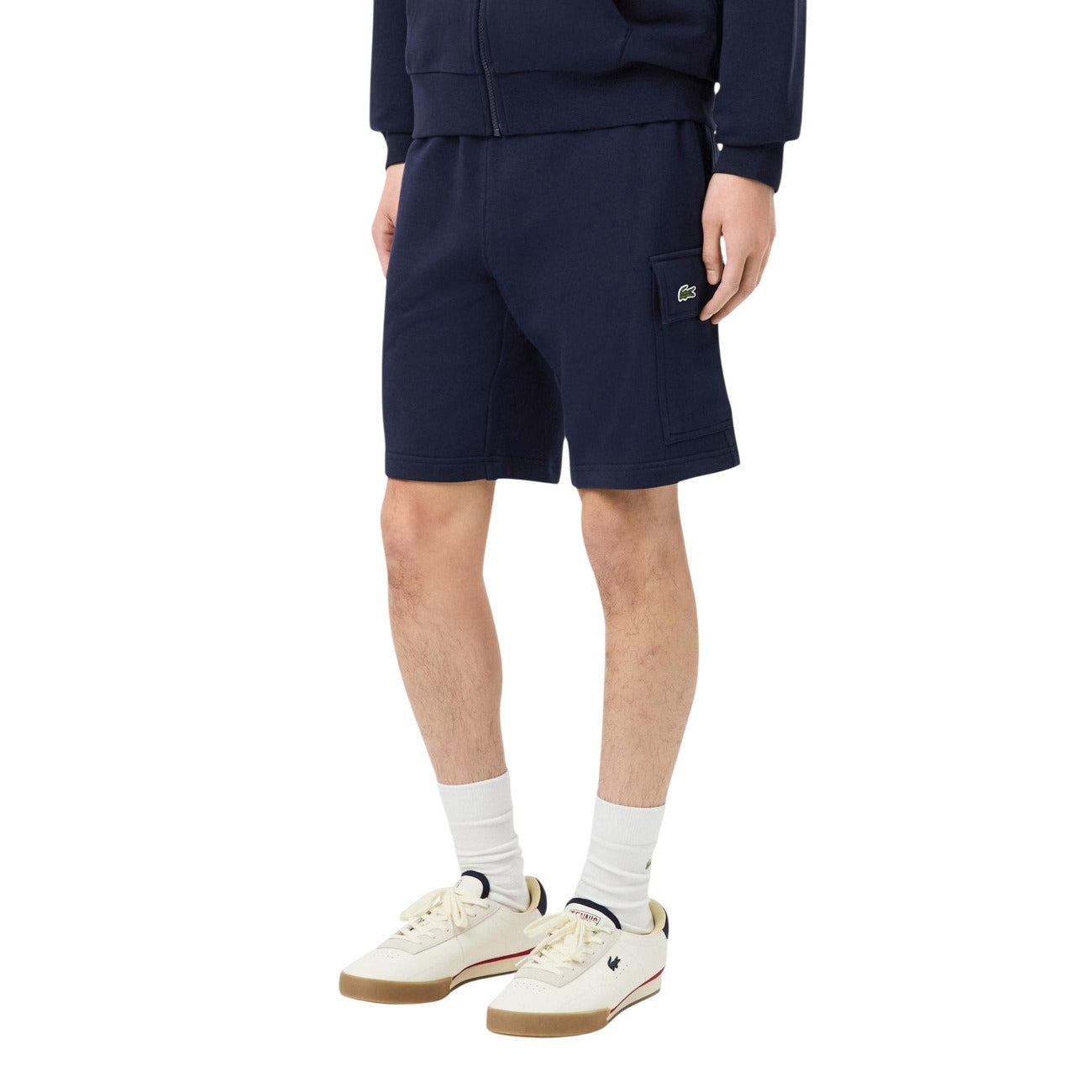 Lacoste Shorts blu scuro GH9743; 100% cotone, vita elastica, tasca laterale cargo e logo iconico. Comfort e stile casual premium. Vista frontale 