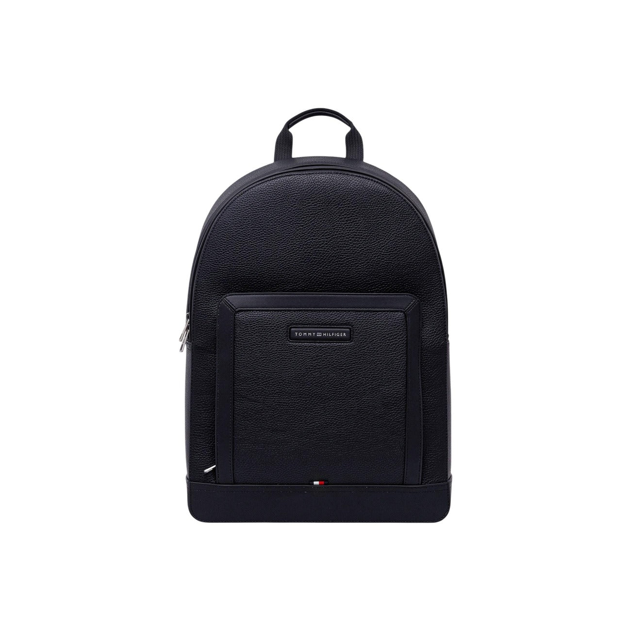 Zaino uomo Tommy Hilfiger; 85% Poliuretano, 15% Poliestere Riciclato Blu scuro. Spallacci imbottiti, tasca esterna, logo frontale. Zaino elegante e funzionale per lavoro e tempo libero. Vista frontale 