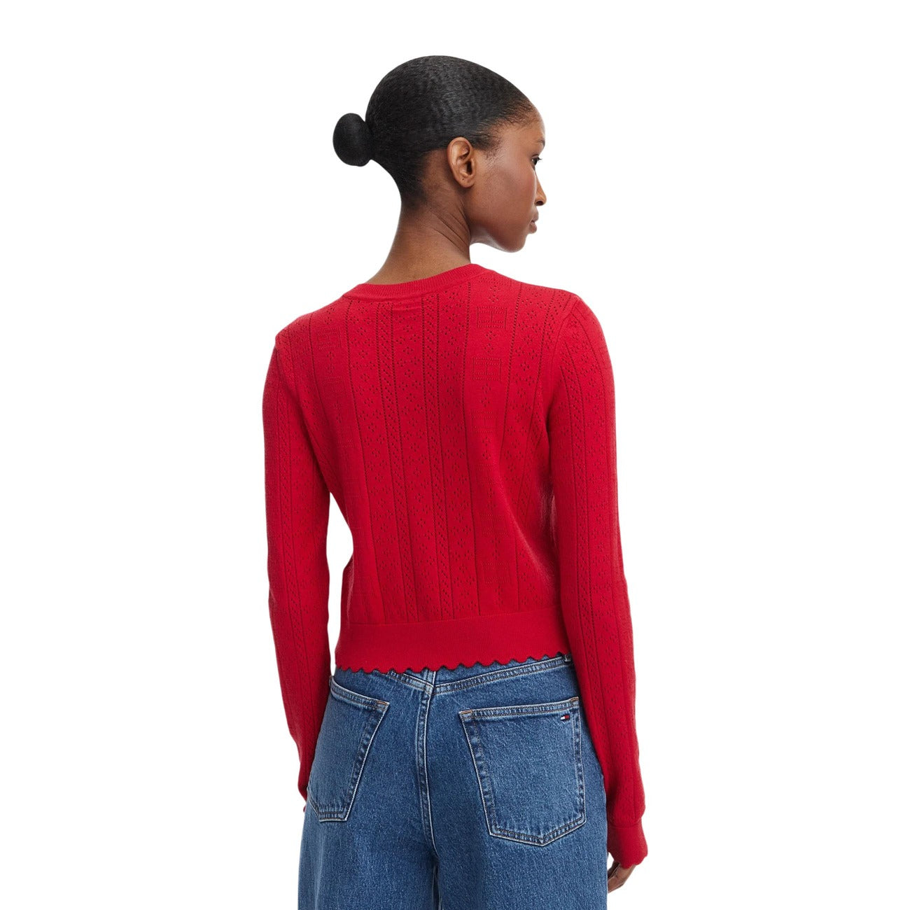Cardigan Tommy Jeans donna rosso DW0DW22931 Amaryllis Red. Maglia aderente a maniche lunghe in tessuto traforato pointelle, scollo a girocollo, bottoni frontali, finiture smerlate e logo Tommy ricamato sul petto, abbigliamento donna autunno inverno.