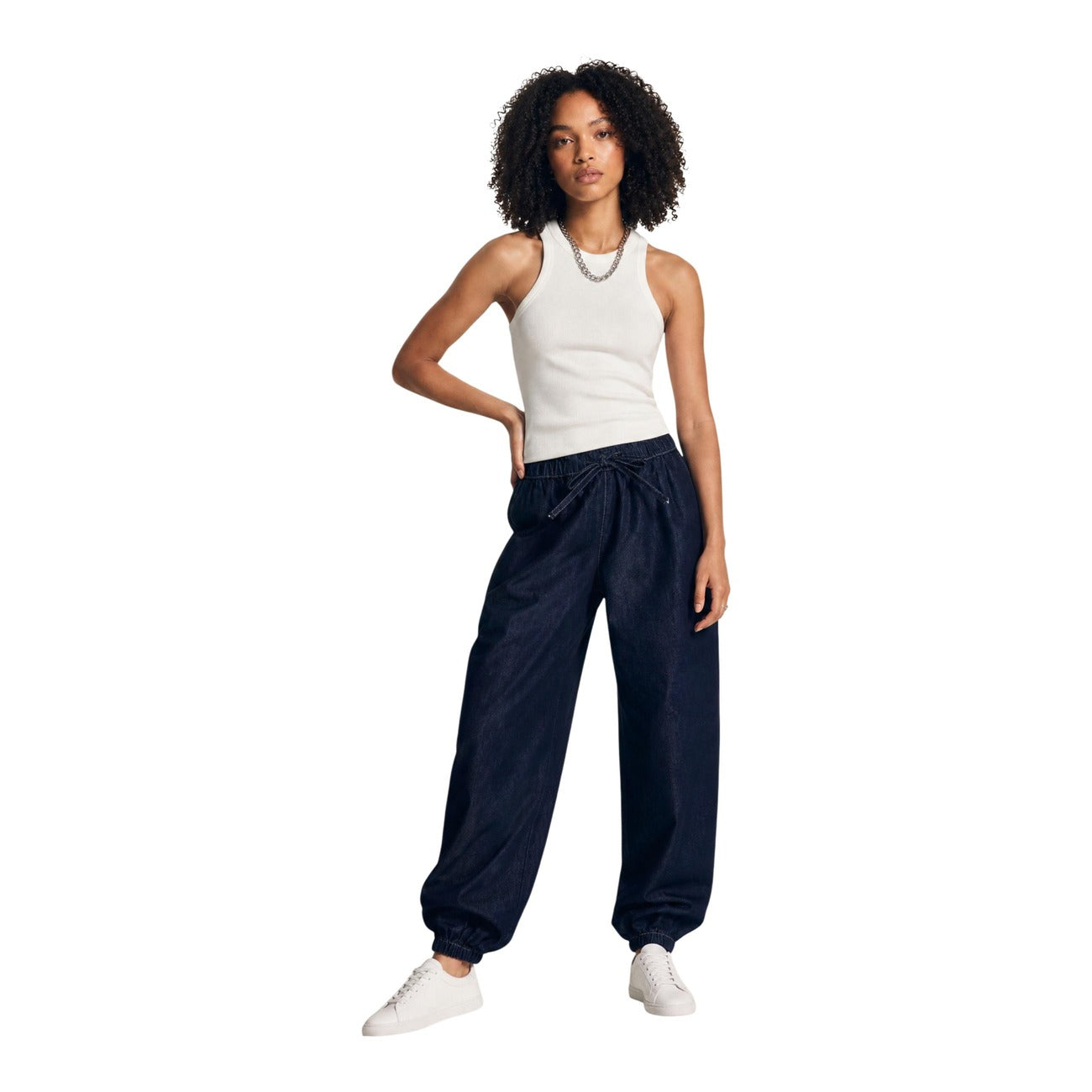 Jeans Jacqueline de Yong donna blu modello JDYSANSA MW Genie Pant. Pantaloni in denim stile jogger e baggy larghi con elastico e cordoncino in vita e caviglie elasticizzate, stile casual, moderno e streetwear.