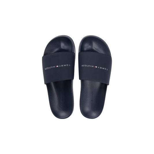 Ciabatte Blu Tommy Hilfiger; Mix Poliuretano/Poliestere. Fascia logata, plantare anatomico, leggere e resistenti. L'essenziale iconico per il mare e la città. Dall’alto