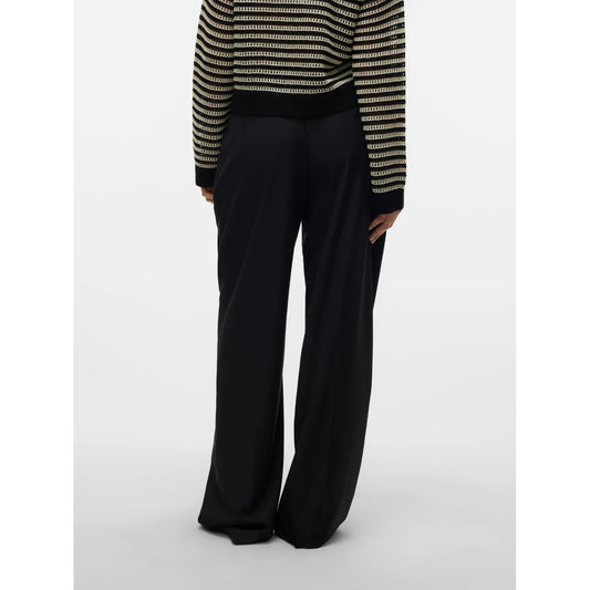 Pantaloni Donna Neri Vero Moda Wide Leg; Taglio a gamba larga in poliestere e viscosa fluida. Vita alta con pieghe frontali, chiusura con zip e tasche anteriori, stile casual-elegante continuativo. Posteriore 