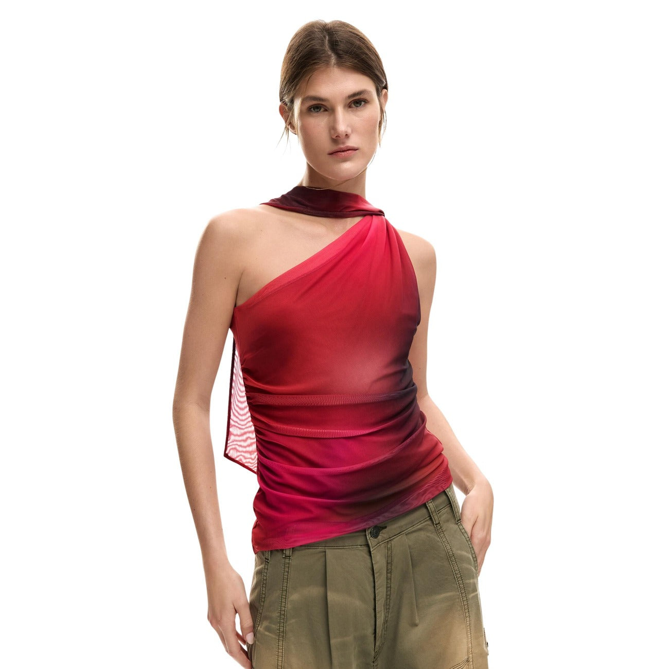 Top in tulle, senza maniche, con drappeggio frontale, scollo asimmetrico con nodo e stampa a macchie di colori.
Vista frontale 