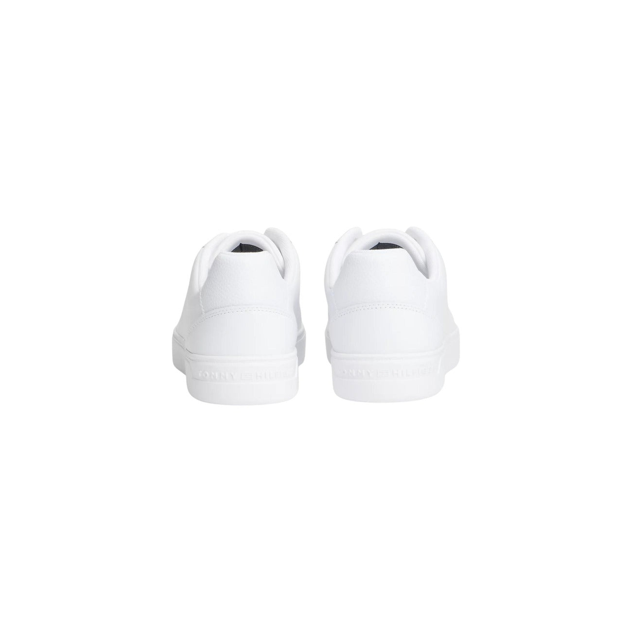 Sneakers Platform Donna Bianche Tommy Hilfiger; Tomaia 100% pelle zigrinata con bordi tono su tono e interno in poliestere. Suola alta in gomma vulcanizzata con bandierina iconica smaltata laterale, stile casual 4 stagioni.Vista posteriore 