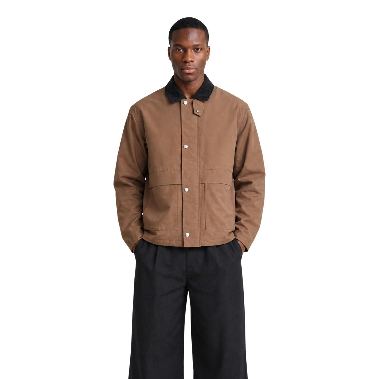 Giacca imbottita marrone uomo Only & Sons Onskosmo 22034856. Giubbotto casual ecosostenibile in poliestere riciclato con colletto d'effetto velluto a contrasto, bottoni a pressione e ampie tasche anteriori.