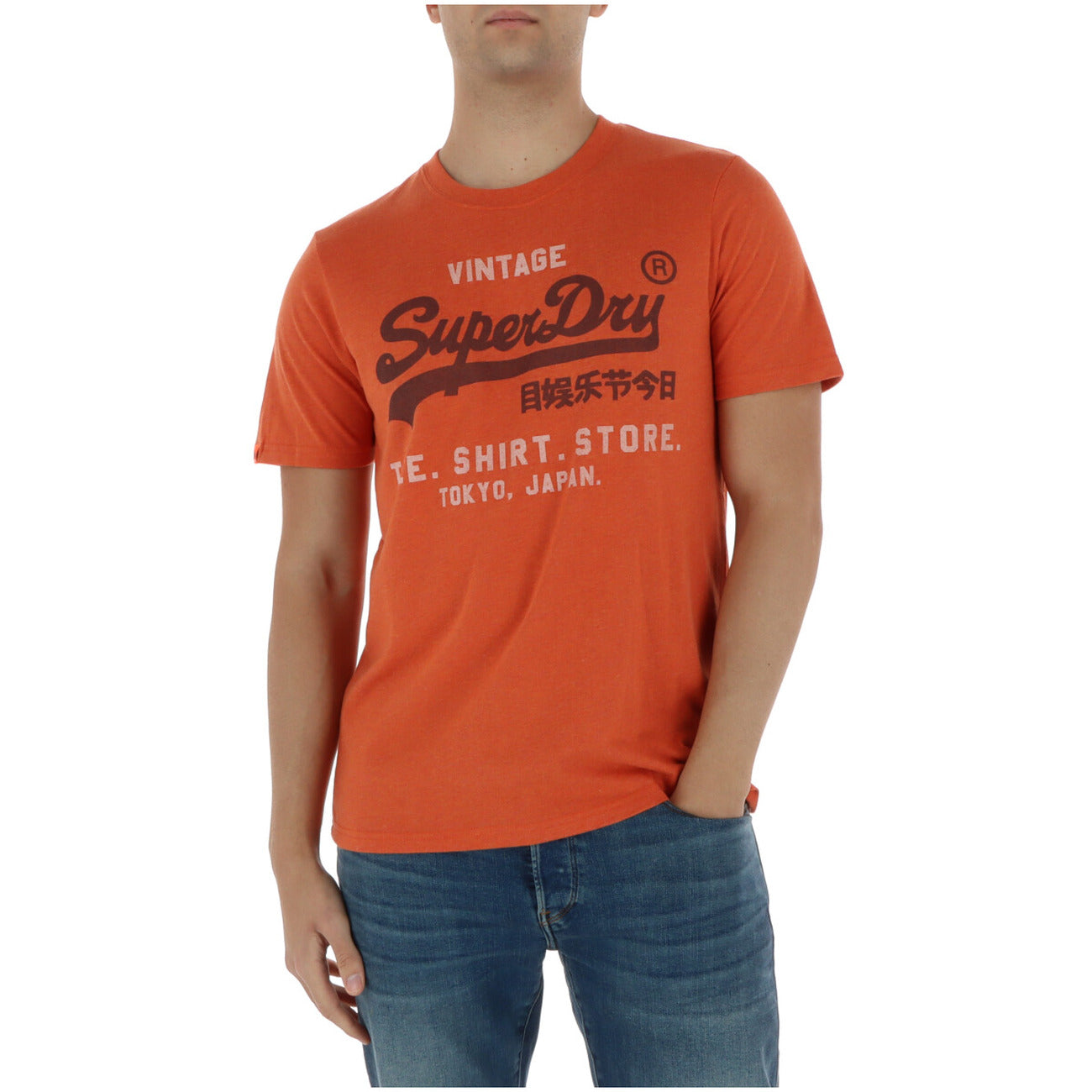 Superdry Vintage Logo Tee; stampa effetto craquelé, 100% cotone, vestibilità classica. La t-shirt arancione originale Superdry dal sapore vintage. Vista frontale 