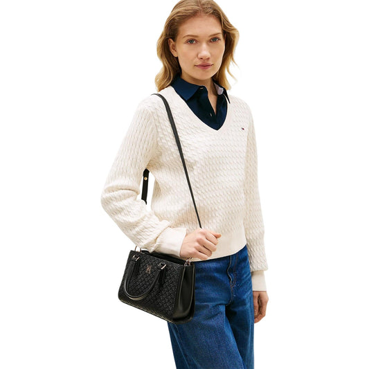 Borsa Tote Tommy Hilfiger Monogram; 100% Poliuretano. Doppio scomparto, chiusura magnetica, tracolla rimovibile. Finitura in rilievo con loghi TH. Capienza 1,5 l. Un accessorio iconico e versatile per ogni outfit. Indossata da modella 