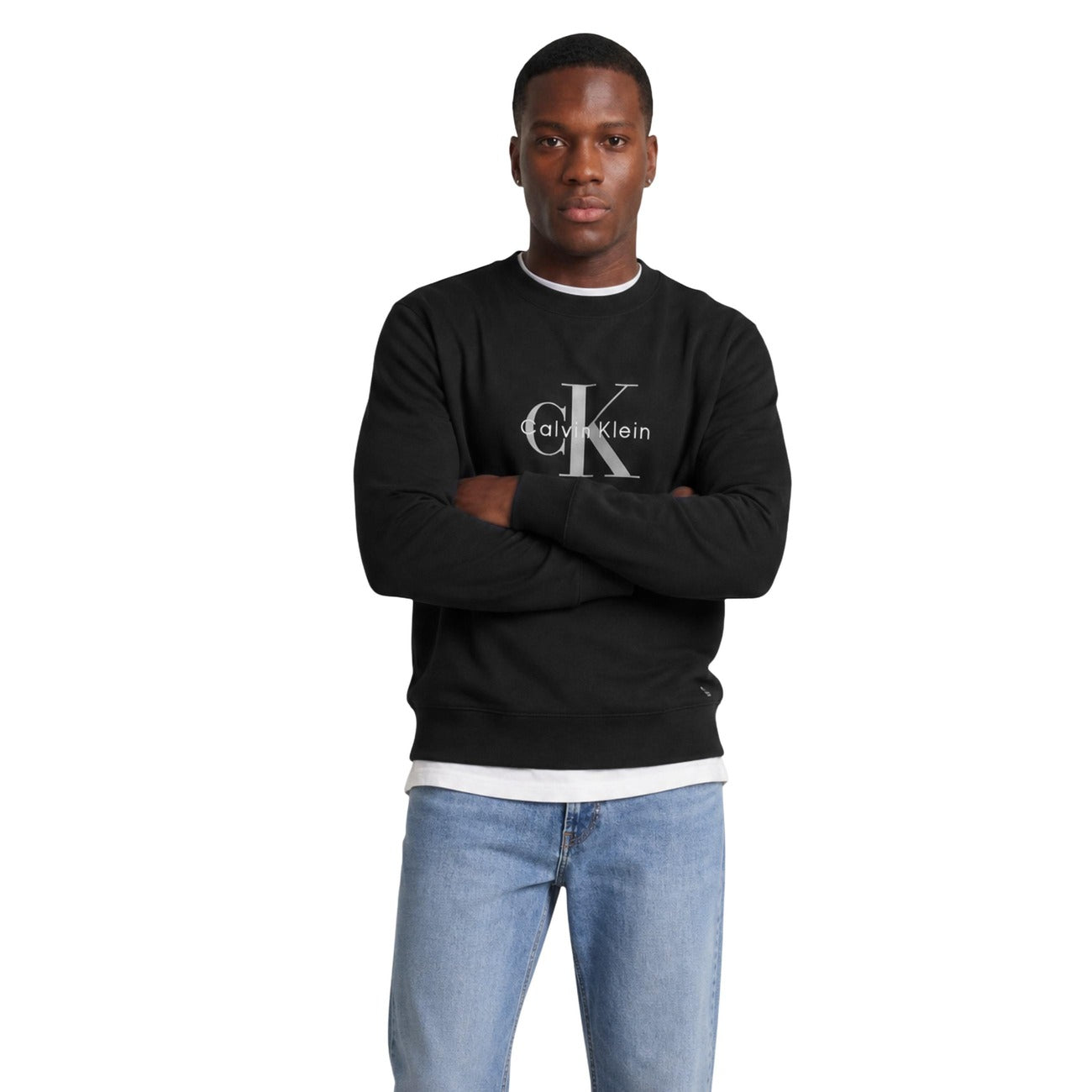 Felpa Girocollo Nera Calvin Klein Jeans; Interno Felpato. Logo frontale, finiture a costine, misto cotone resistente. Versatile, iconica e confortevole per ogni giorno. Vista frontale 