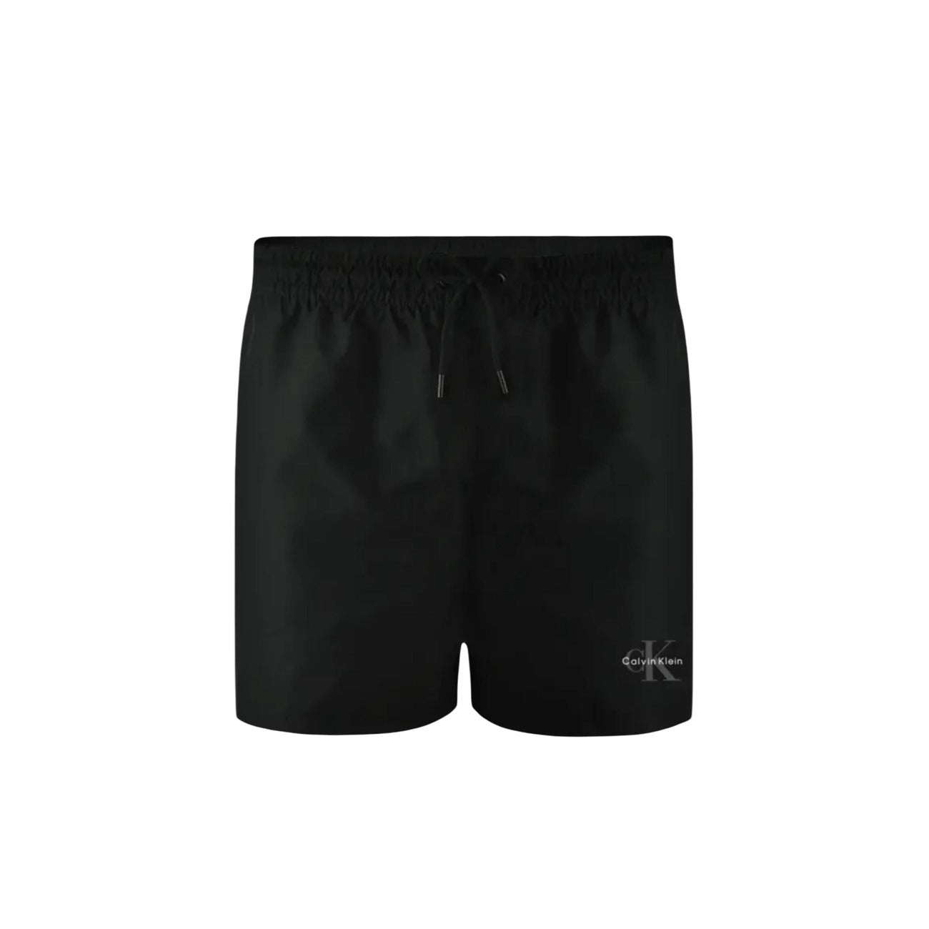 Calvin Klein Monogram Swim Shorts; neri, lunghezza corta, poliestere impermeabile, coulisse regolabile, logo iconico. Il costume essenziale per l'estate. Vista frontale stesa 