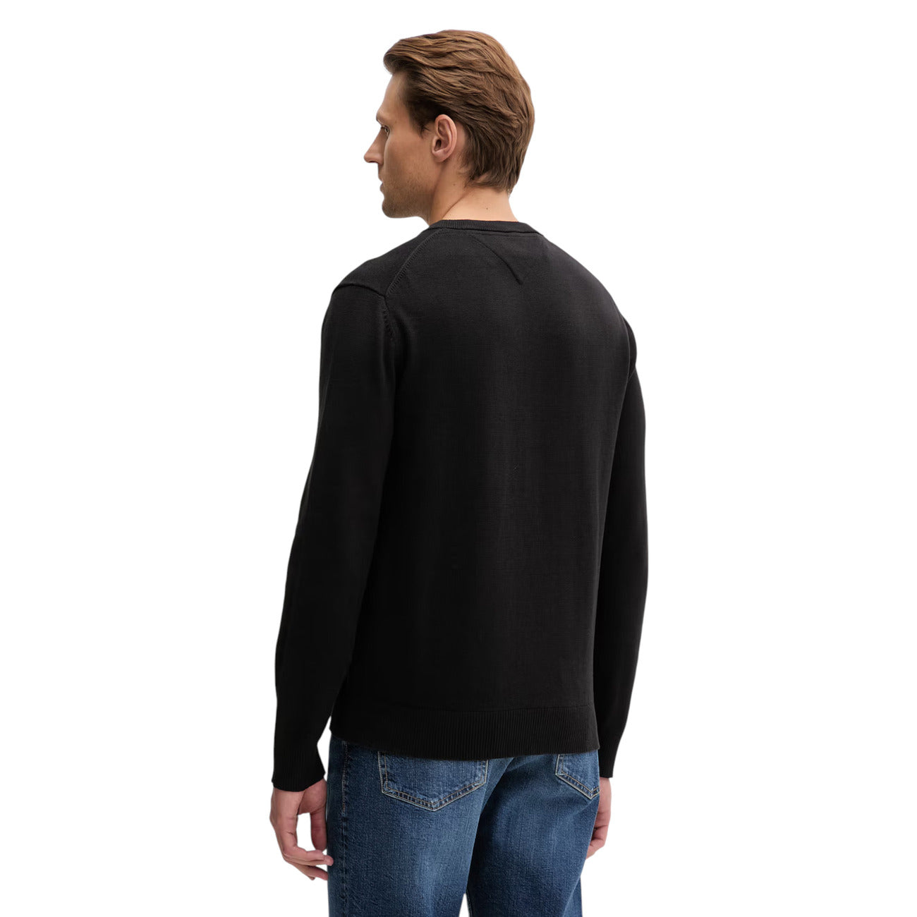 Maglione Girocollo Nero Uomo Tommy Hilfiger Jeans; 100% cotone rigenerato ecosostenibile. Tessuto a maglia fine con maniche lunghe e polsini a costine. Piccolo logo ricamato sul petto, modello pull-on mezza stagione. Vista posteriore 