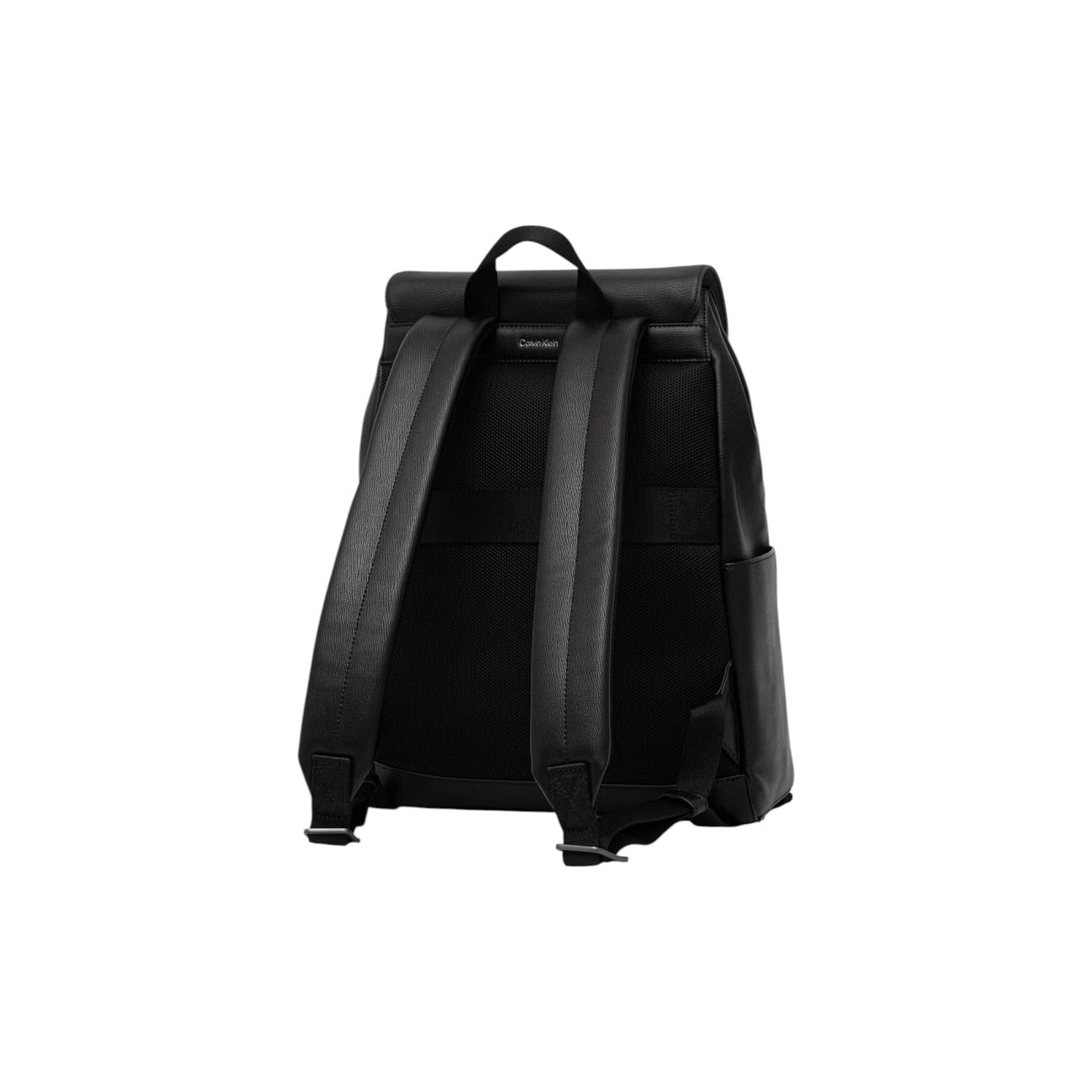 Zaino Flap Calvin Klein Emblem; Nero. 100% Poliuretano, chiusura a pattina con cerniera, tasca frontale zippata, schienale tecnico traspirante. Dimensioni generose (29x42 cm), stile minimal-urbano 4 stagioni. Posteriore 