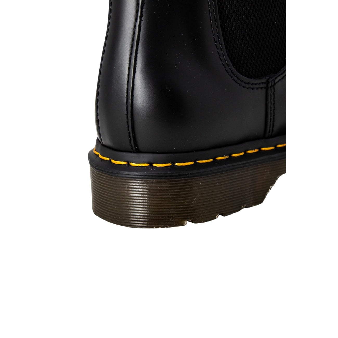 Stivaletti Chelsea Dr Martens 2976 pelle Smooth nero. Beatle boots iconici in pelle bovina lucidata e resistente, senza lacci, con pannelli elasticizzati laterali, suola AirWair e caratteristiche cuciture gialle.