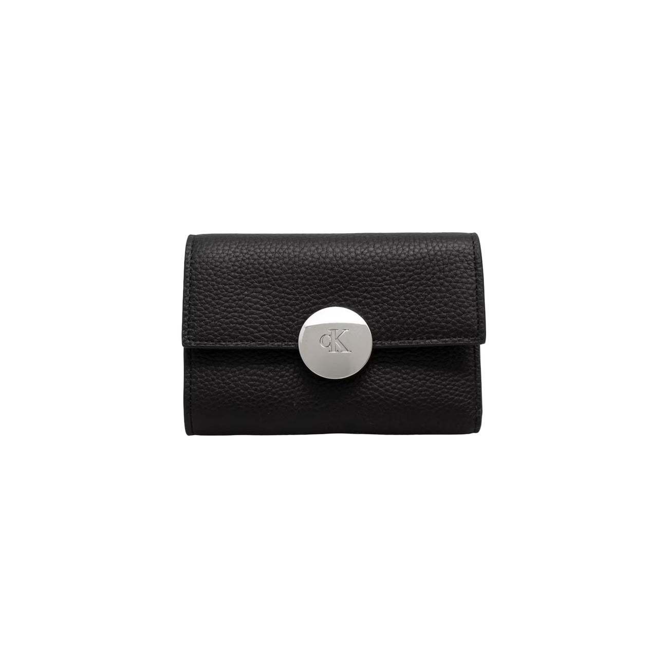 Portafoglio Compatto Donna Calvin Klein Trifold; Nero. 100% Vera pelle martellata, chiusura con automatico logato, scomparti interni per carte, banconote e portamonete zippato. Dimensioni micro (6x9 cm), stile elegante 4 stagioni. Vista frontale 