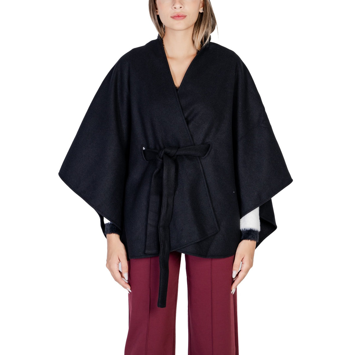 Mantella nera donna Morgan De Toi 242-5BELT. Capospalla nero elegante in misto viscosa con scollo incrociato, maniche corte a tre quarti e cintura in vita.
