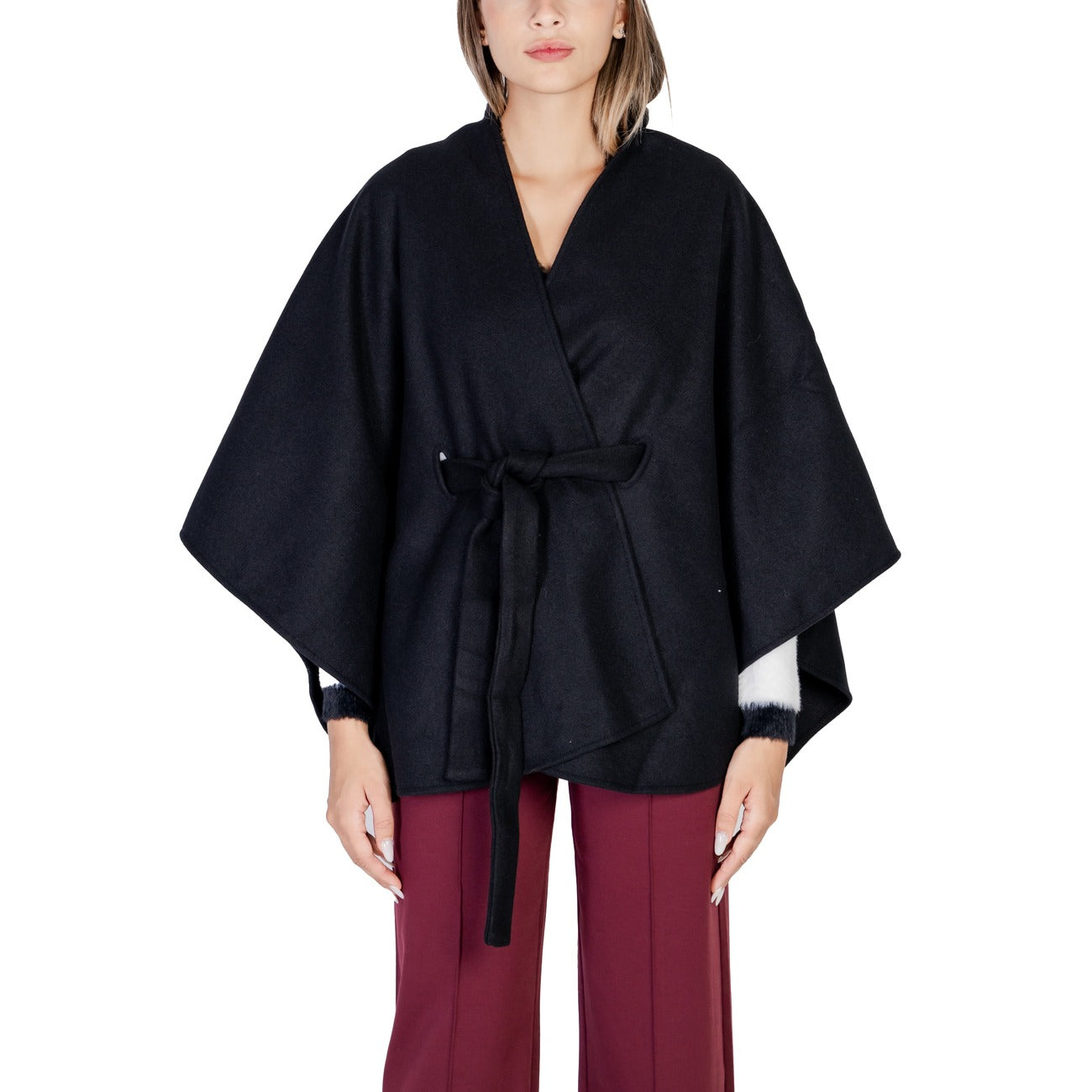 Mantella nera donna Morgan De Toi 242-5BELT. Capospalla nero elegante in misto viscosa con scollo incrociato, maniche corte a tre quarti e cintura in vita.