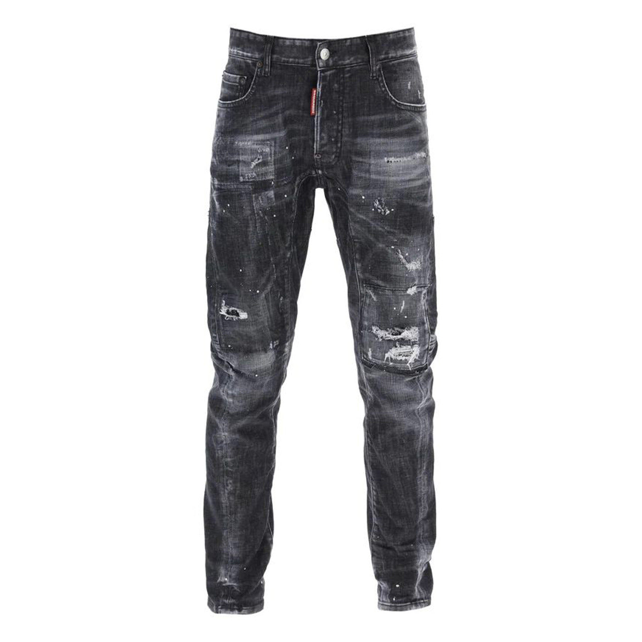 Jeans Dsquared2 Skater Fit; Black Wash Distressed. Dettagli con vernice, rammendi e patch rossa iconica. Taglio affusolato, denim di alta gamma, stile urban-premium. Vista frontale 