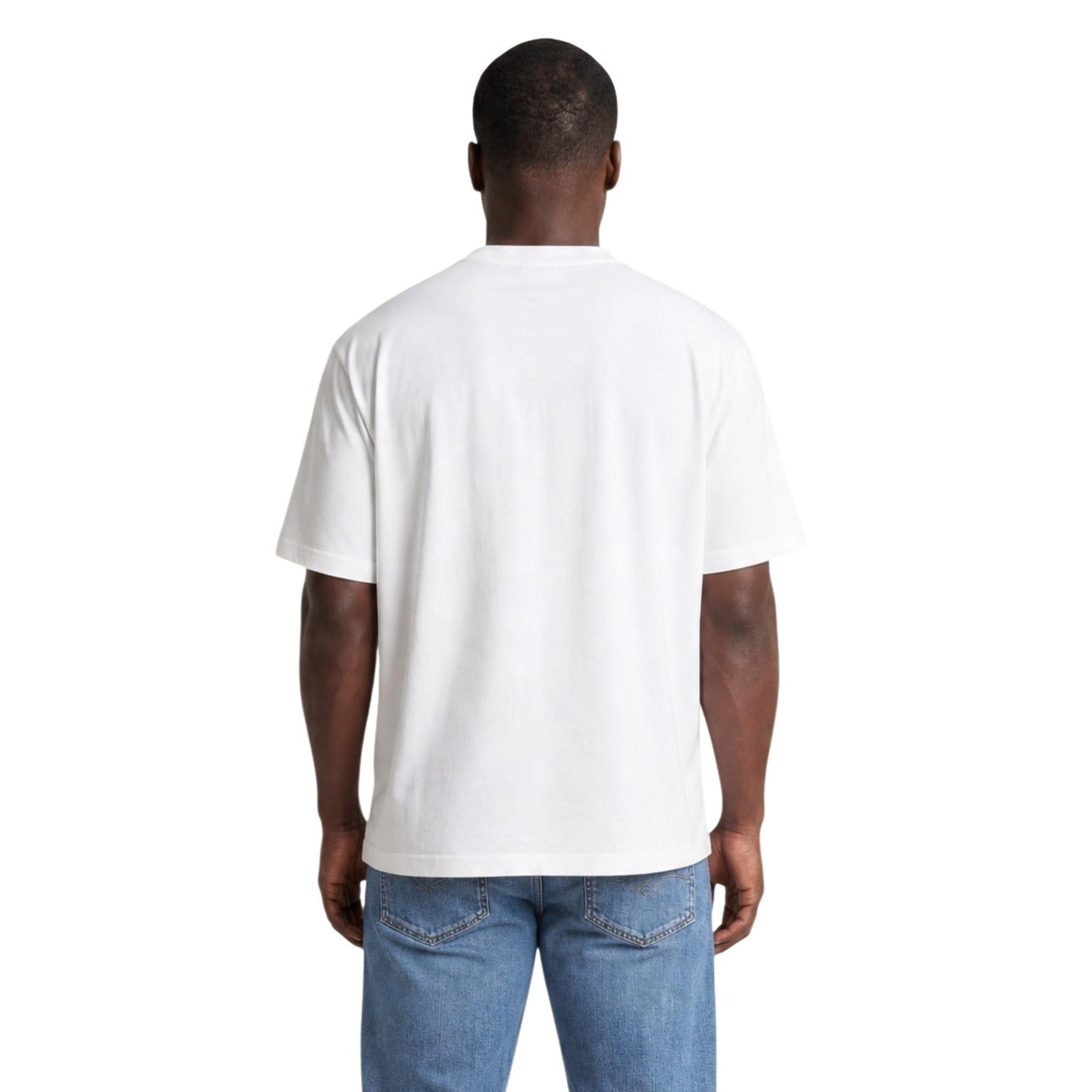 T-shirt Bianco Calvin Klein; Logo Goffrato in rilievo. 100% Jersey di Cotone. Vestibilità regolare, girocollo a costine, morbidezza premium. Stile minimalista e ricercato. Posteriore 