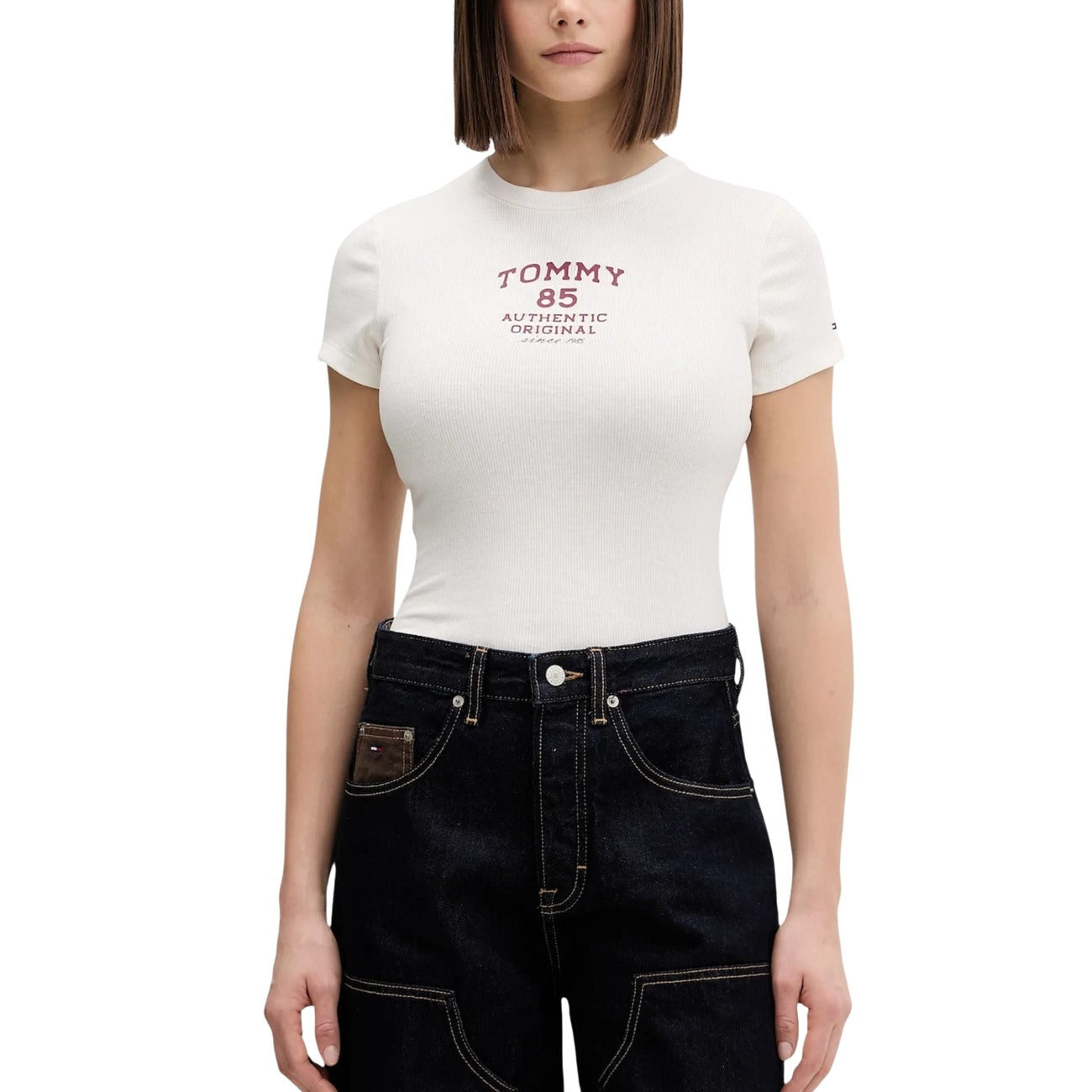 Tommy Hilfiger T-shirt bianca Ribbed Logo; maglia aderente in cotone sostenibile con texture a costine, stampa heritage e dettagli iconici del brand. Un must-have versatile per la stagione estiva. Vista frontale 